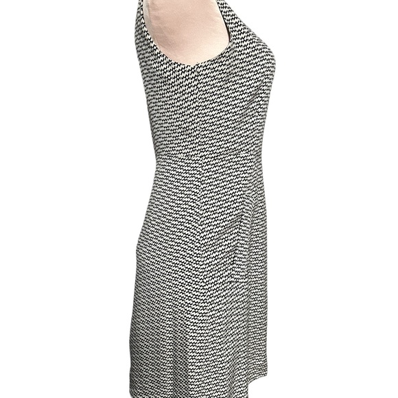 Diane Von Furstenberg silk dress size 4.Black and white.Zips from top and bottom - Picture 10 of 13